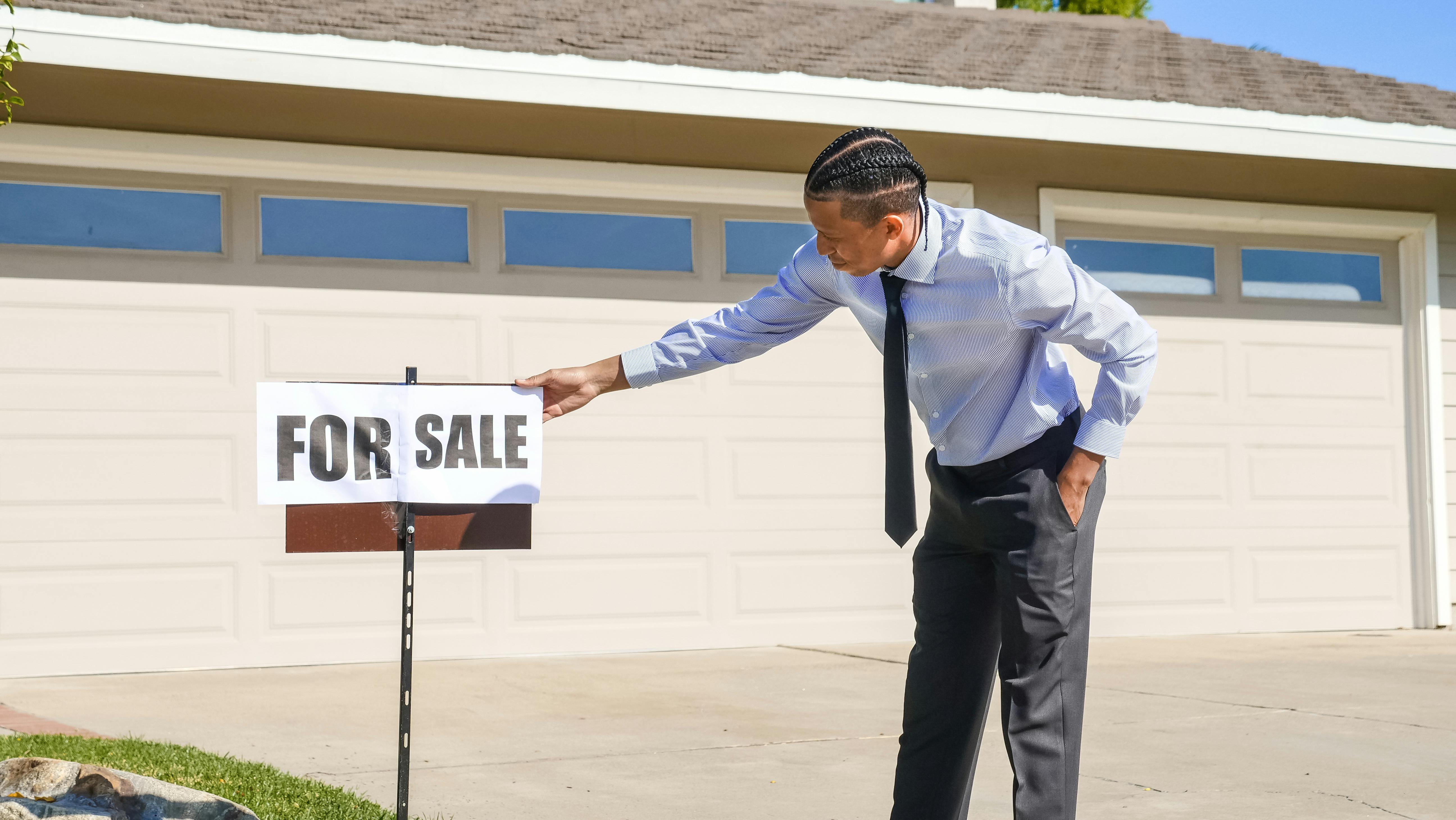Real estate signage utilizing physical tracking links for on-demand virtual tours